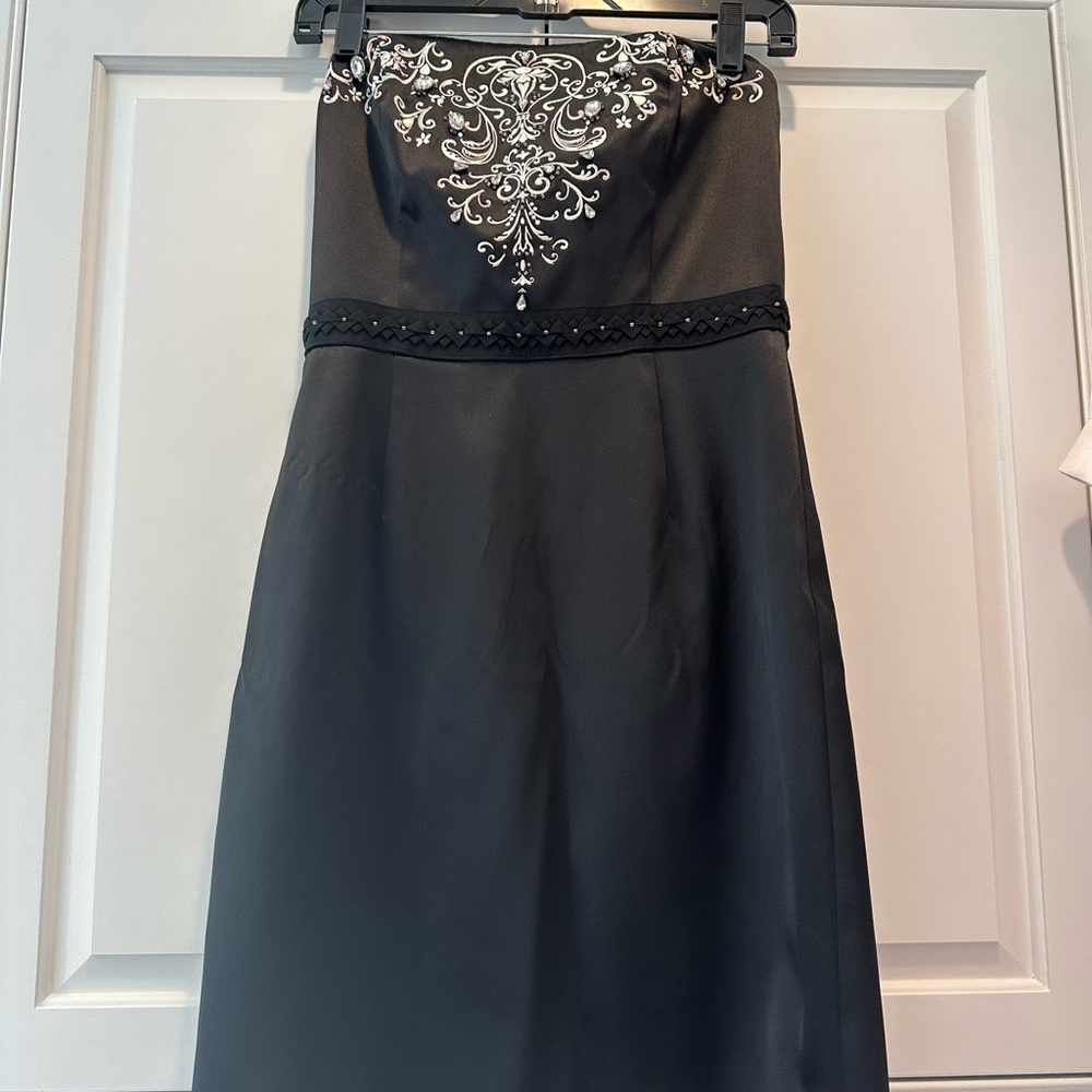 Beautiful NWT black & white strapless dress with beautiful details as shown!
